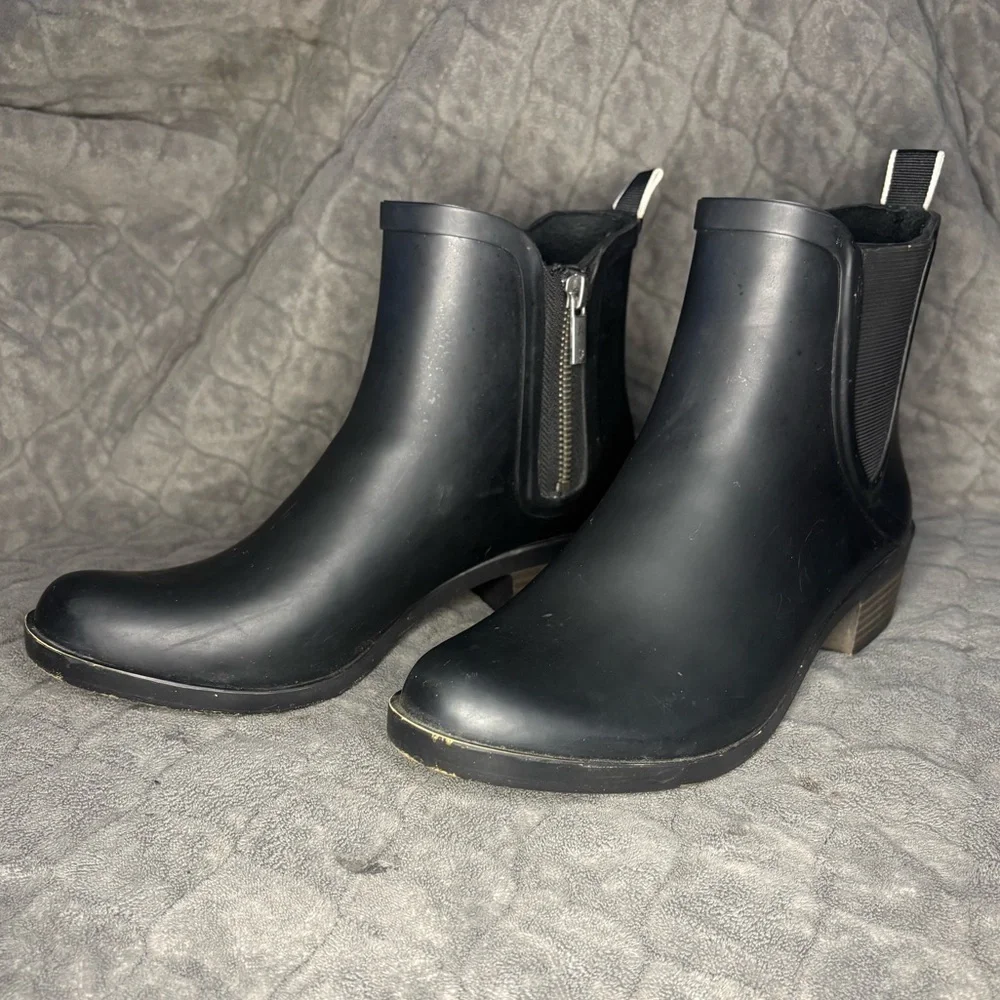 Trendy Lucky Brand Black Rubber Ankle Rain Boots with Zipper & Short Heel